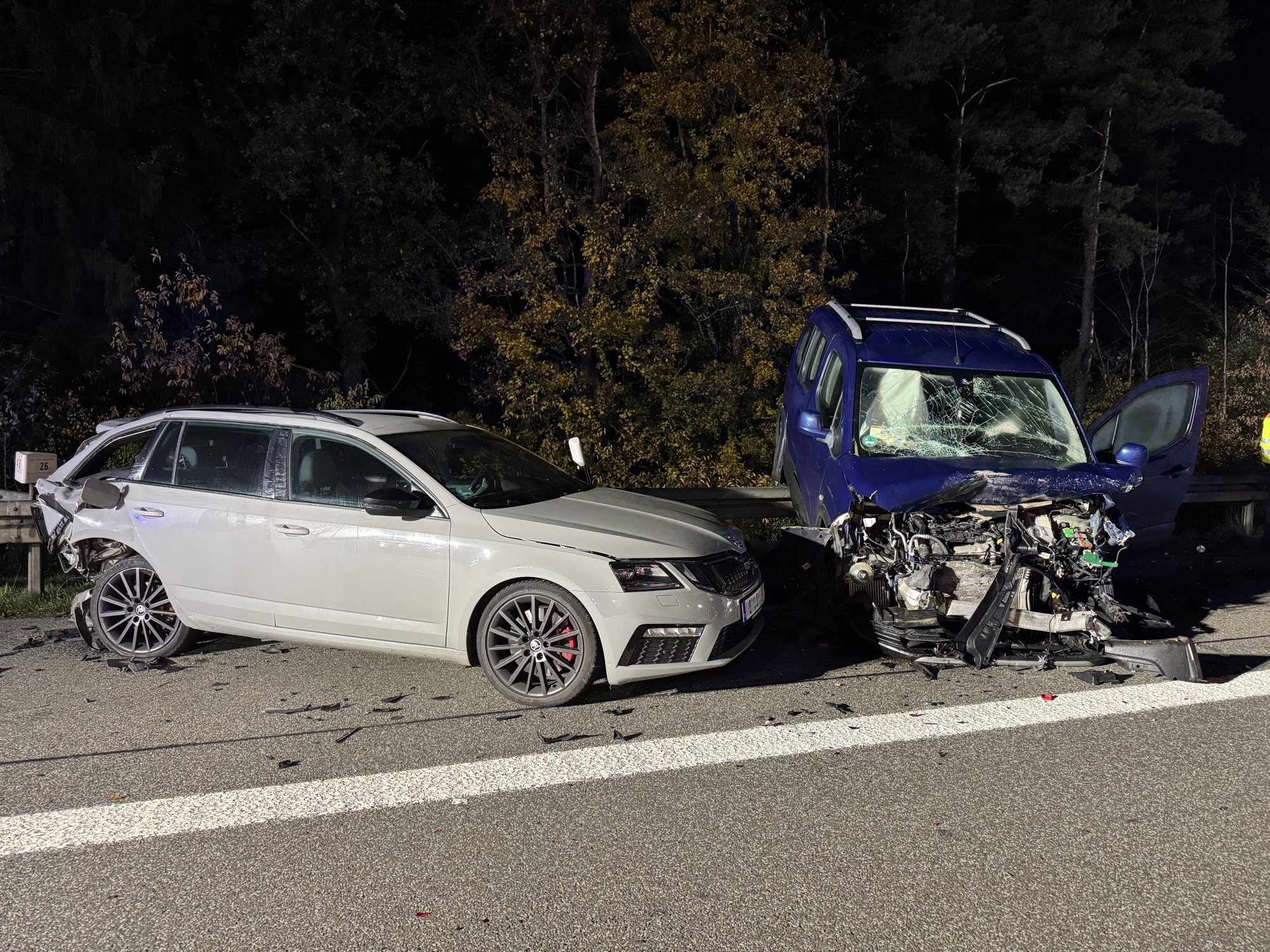Schwerer Verkehrsunfall mit 3 PKW und 1 LKW
